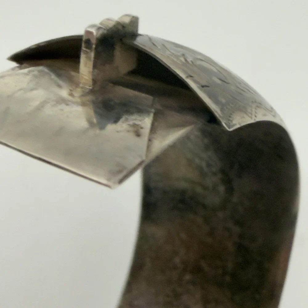 Vtg Sterling Silver 925 Hinged Etched Bangle Bracelet with A Safety Chain Wide
